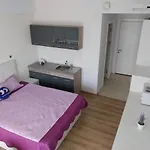 Blaxy Stefi Douazeci si Trei August